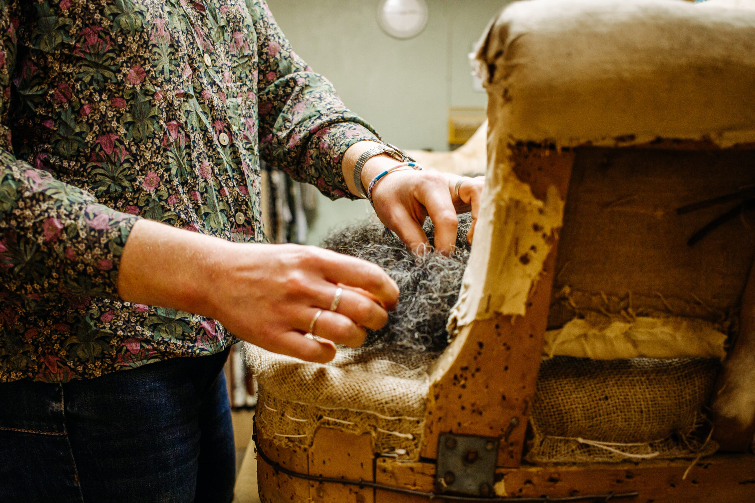 Réfection d'un canapé en crin animal La fabrique de Margaux Atelier de tapisserie à Rennes